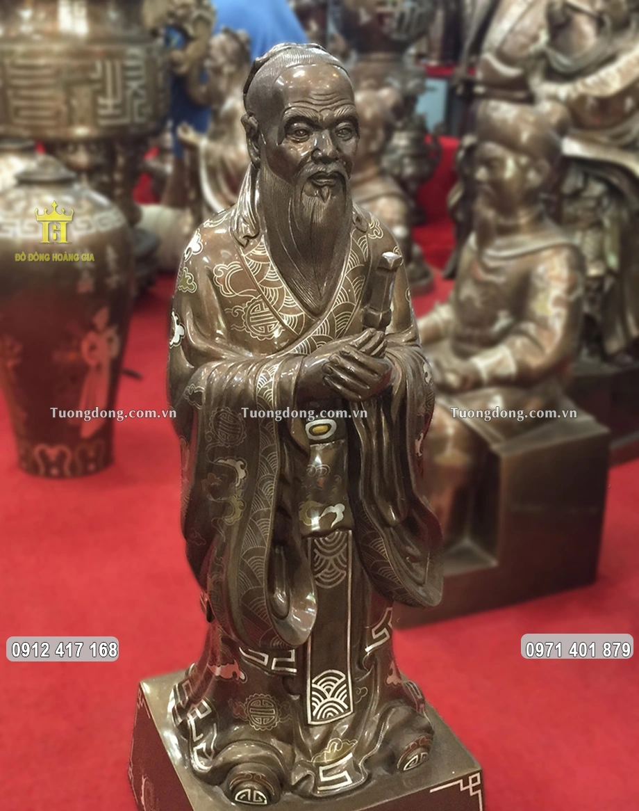 Hình ảnh nhìn nghiêng của bức tượng đồng